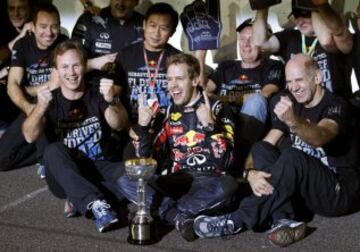 Christian Horner, Adrian Newey y Vettel celebran el campeonado de Fórmula uno de 2011 conseguido el Japón.  