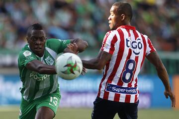 Luis Narváez, de penal, le dio la victoria a los dirigidos por Julio COmesaña. Los verdes, que celebraban el 'Día del Hincha Verdolaga', terminaron con 10.