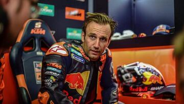 Johann Zarco en el box de KTM durante una carrera de 2019.