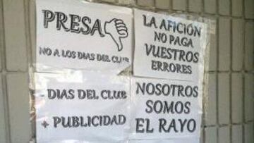 Pintadas contra la directiva en el Estadio de Vallecas