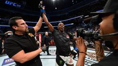 Jon Jones celebra su victoria ante Daniel Cormier en el UFC 214.