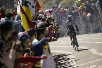 Colombia's Nairo Quintana, wearing the best young's white jersey, rides in a breakaway past supporters during the 110,5 km twentieth stage of the 102nd edition of the Tour de France cycling race on July 25, 2015, between Modane Valfrejus and Alpe d'Huez, French Alps.  AFP PHOTO / LIONEL BONAVENTURE