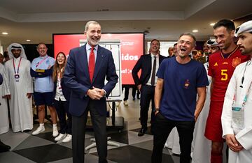 Luis Enrique se ríe junto al rey Felipe VI con la visita del monarca al vestuario tras la victoria por 7-0 ante Costa Rica.