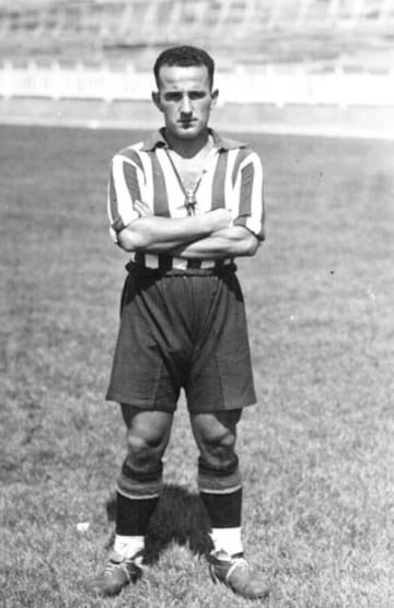 Jugó en la real sociedad desde 1928 a 1934, en la temporada 34/35 fichó por el Atlético de Madrid