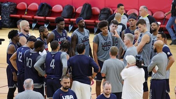 Steve Kerr hace piña con sus jugadores durante el partidillo en las instalaciones del Mendenhall Center at UNLV en Las Vegas.