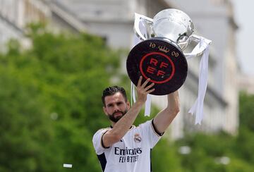 Real Madrid's Spanish defender #06 Nacho Fernandez holds their 36th Liga as Real Madrid' players parade onboard a bus during celebration at the Cibeles square in Madrid on May 12, 2024. Real Madrid's fans line the streets of Madrid as 'Los blancos' celebrate their 36th Liga trophy before facing Borussia Dortmund at Wembley in the Champions League final on June 1. (Photo by OSCAR DEL POZO / AFP)
