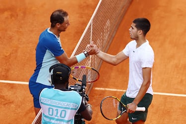 Ya se habían enfrentado hace un año en Madrid, pero el duelo de cuartos de final entre Nadal y el joven murciano fue muy distinto esta vez. Carlitos se impuso en tres sets (6-2, 1-6 y 6-3) para, más tarde, atrapar el título, exponiendo el cambio generacional en el que se adentraba el tenis español.