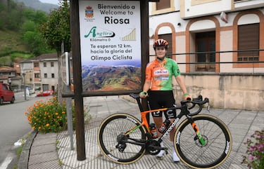 Alicia González (30 años), ciclista asturiana del St Michel francés, y que pasó seis temporadas en el Movistar, posa para AS en Riosa antes de empezar la ascensión al Angliru con sus durísimos 12,4 km al 9,7% con rampas que llegan al 23% de desnivel en algunos puntos.