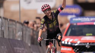 Emond celebra su victoria en el Giro Women.
