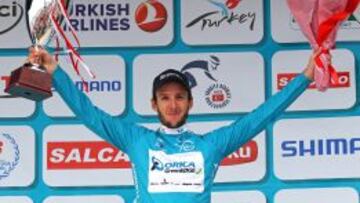 Adam Yates con el maillot turquesa de líder de Turquía.