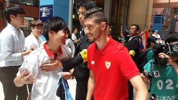 Escudero, a la llegada del Sevilla a Osaka (Japón).