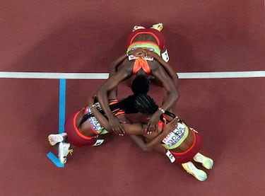 Lilian Odira de Kenia celebra con sus compañeras de equipo tras ganar la final de 800 m femenino.