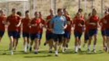 DISCIPLINA. Las chicas de La Roja femenina siguen las instrucciones de su preparador físico, que les ha ayudado a mejorar esta faceta.