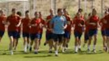 DISCIPLINA. Las chicas de La Roja femenina siguen las instrucciones de su preparador f&iacute;sico, que les ha ayudado a mejorar esta faceta.