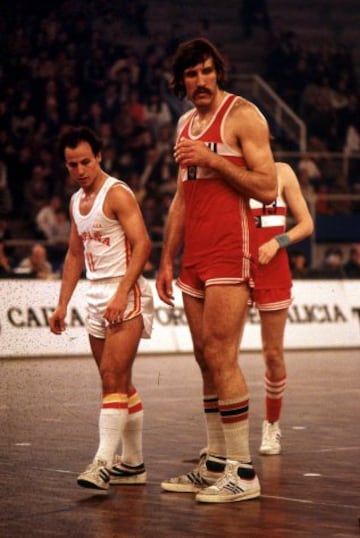 Juan Antonio Corbalán fue profesional entre 1971 hasta 1991. Se formó en la cantera del Real Madrid para debutar con el primer equipo en la temporada 1971/72, jugó hasta la 87/88. Se retiró en el Club Baloncesto de Valladolid. Con la selección fue interna