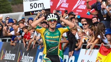 Hatherly celebra su triunfo en el Mundial XCO celebrado en Pal (Andorra).