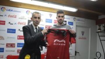 Alain Oyarzun posa con la camiseta del Mirand&eacute;s junto a Carlos Terrazas en su presentaci&oacute;n como nuevo jugador del equipo rojillo.