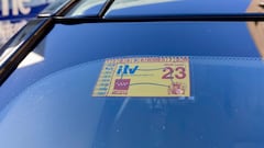 Deja su coche en un arcén de la autovía, la Guardia Civil detecta la etiqueta falsa de la ITV y la Justicia le condena a pagar 900 euros