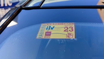 Deja su coche en un arcén de la autovía, la Guardia Civil detecta la etiqueta falsa de la ITV y la Justicia le condena a pagar 900 euros
