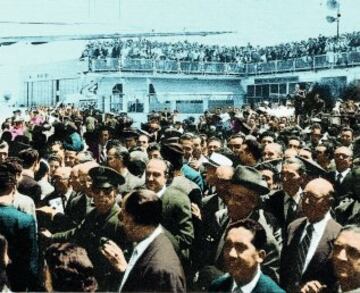 El real Madrid ganó la primera copa de Europa en 1956 a su llegada los jugadores se encontrarón con el aeropuerto de Barajas llenó esperando a los heróes al pie de la escalerilla del avión.