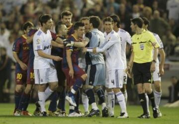 Barcelona (0) - Real Madrid (1). A Undiano Mallenco se le fue el partido de las manos. Fue un partido lleno de faltas, sobrotodo del Real Madrid. No pitó una agresion a David Villa y anuló un gol legal a Pedro por un inexistente fuera de juego. 