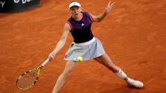 La tenista danesa Caroline Wozniacki ante la francesa Aliz&eacute; Cornet durante su partido de ronda clasificatoria del Mutua Madrid Open de tenis en la Caja M&aacute;gica.