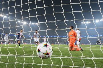 El delantero francés del Paris Saint-Germain, Kylian Mbappe, anota el gol 1-0 contra el portero italiano de la Juventus, Mattia Perin