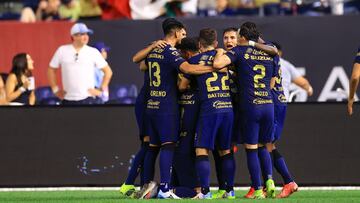 Jugadores de Pumas festejan el gol del triunfo