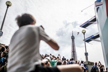 París acogió por segunda vez la segunda parada de las Series Mundiales de Red Bull Cliff Diving. Los espectadores tuvieron una vista alucinante de los participantes frente al monumento más famoso de Francia, la Torre Eiffel, compitiendo desde la plataforma de salto montada sobre el Sena.