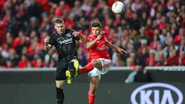 Rub&eacute;n Dias despeja ante Rebic durante el Benfica-Eintracht.