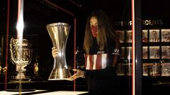 Laia Aleixandri, jugadora del Atl&eacute;tico, coloca la Supercopa en el museo del Wanda Metropolitano. 