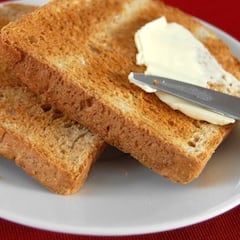 Una nutricionista compara las tostadas de mantequilla con las de aceite, aunque señala un grave error: “No es lo mismo”