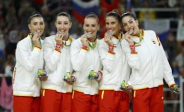 Las chicas de gimnasia rítmica consiguen la medalla de plata con dos ejercicios magistrales. 