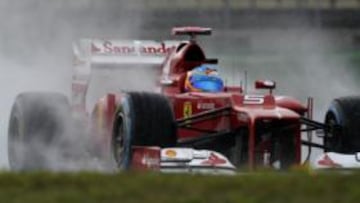 <b>EXHIBICIÓN EN SECO Y MOJADO. </b>Alonso fue el más rápido en los últimos entrenamientos libres y en la calificación, cuando apareció la lluvia, también marcó el mejor tiempo.