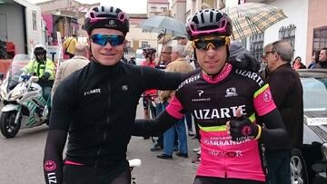 Marcos Jurado y Marcos Rojo posan con el maillot del equipo Lizarte. La próxima temporada ambos correrán como profesionales en el equipo Burgos-BH