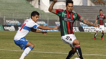 El jugador de Universidad Catolica Ignacio Saavedra, disputa el balon con Luis Jimenez de Palestino.