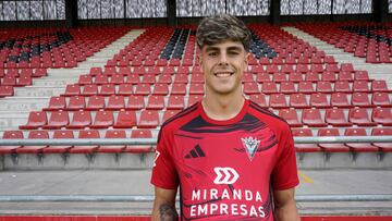 Adrián Pica posa con su nueva camiseta.