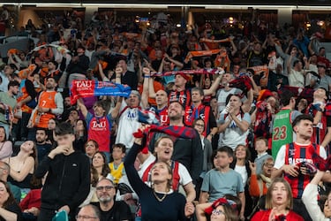 Aficionados y jugadores del Baskonia celebran en las calles de Vitoria la conquista de su histórica séptima Copa del Rey, en una jornada teñida de azulgrana.