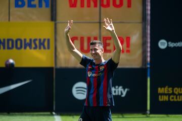 El delantero polaco ha sido presentado en el Camp Nou como nuevo jugador del Fútbol Club Barcelona.