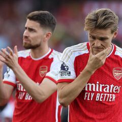 Arsenal resigna el título de Premier en su mejor temporada