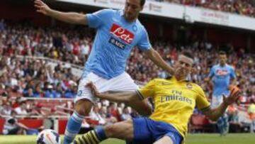 Higuaín intenta irse de Koscielny en su debut con el Nápoles.