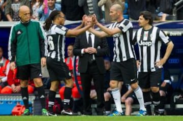 Zidane en el momento de salir a jugar con la Juve.