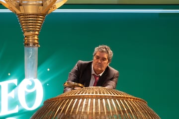 Un hombre prepara el bombo para el Sorteo Extraordinario de la Lotería de Navidad 2023 en el Teatro Real de Madrid.