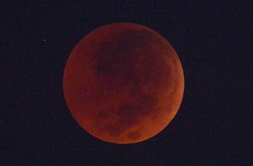 Imagen del eclipse lunar con luna de sangre 2018 desde Jakarta, la capital de Indonesia.
