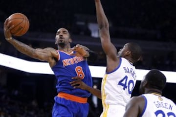 JR Smith parece decidido a meter a los Knicks en los Playoff. Esta noche consiguió 21 puntos con penetraciones como esta.