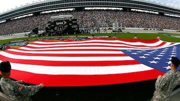 Los soldados de la base de Fort Hood posan con la bandera antes de la disputa de la NASCAR Sprint Cup Series Dickies 500 de 2009 en el Texas Motor Speedway de Fort Worth, Texas.