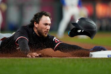 En su ímpetu por llegar a la base para no ser eliminado, el jugador de los Minesotta Twins DaShawn Keirsey Jr. se lanza al suelo de tal forma que su casco sale volando. La imagen se produjo en la octava entrada del partido de béisbol de la MLB contra los Kansas City Royals, en el Kauffman Stadium en Kansas City, Missouri. Los locales se impusieron 2-1.