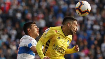 Futbol, Universidad Catolica vs O'Higgins Septima fecha, segunda rueda, campeonato Nacional 2019 El jugador de O'Higgins Jose Luis Munoz, izquierda disputa el balon con Raimundo Rebolledo de Universidad Catolica durante el partido de primera division re