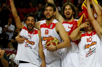 Con Scariolo ya en el banquillo, España conquistó en Polonia su primer oro europeo. Una medalla que llegó con sufrimiento tras una primera fase en la que la Selección estuvo cerca de quedarse fuera (ante Gran Bretaña) y una segunda ronda que arrancó con esa derrota ante Turquía, que dejó aquella frase de Marc Gasol (“Es lo que pasa cuando se la das al último chico en llegar”) sobre su gran amigo Llull. Pero España enderezó el rumbo y se colgó el oro tras tumbar a Serbia en la final.