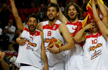 Con Scariolo ya en el banquillo, Espa?a conquist en Polonia su primer oro europeo. Una medalla que lleg con sufrimiento tras una primera fase en la que la Seleccin estuvo cerca de quedarse fuera (ante Gran Breta?a) y una segunda ronda que arranc con esa derrota ante Turqua, que dej aquella frase de Marc Gasol (Es lo que pasa cuando se la das al ltimo chico en llegar) sobre su gran amigo Llull. Pero Espa?a enderez el rumbo y se colg el oro tras tumbar a Serbia en la final.